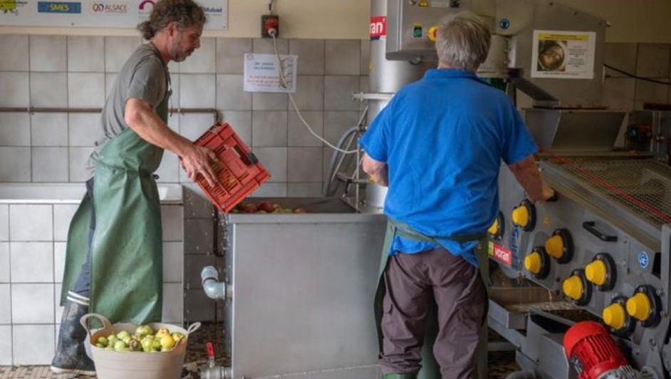 Valoriser les fruits des vergers, grâce à la station de pressage de jus de pomme